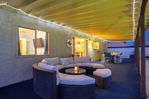 Outdoor dining - Your Vegas Playground: Pool, Spa, Arcade & More! (Las Vegas)