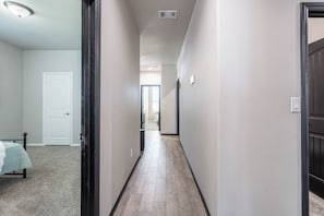 Strykjärn/strykbräda, wi-fi och sängkläder