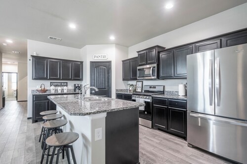 Sleeps 13+ - 5BR/2.5BA - Pool Table + Fire Pit