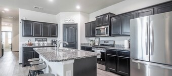 Sleeps 13+ - 5BR/2.5BA - Pool Table + Fire Pit