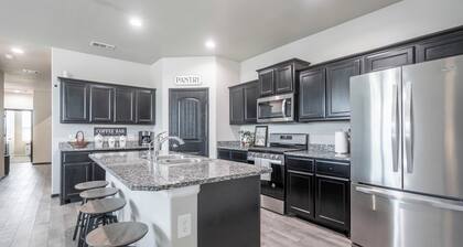 Sleeps 13+ - 5BR/2.5BA - Pool Table + Fire Pit