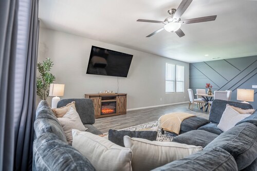 Sleeps 13+ - 5BR/2.5BA - Pool Table + Fire Pit