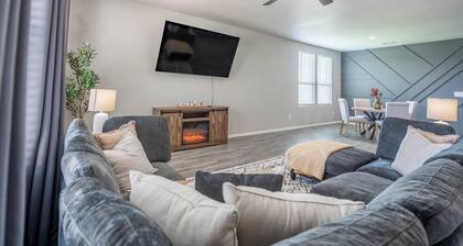 Sleeps 13+ - 5BR/2.5BA - Pool Table + Fire Pit