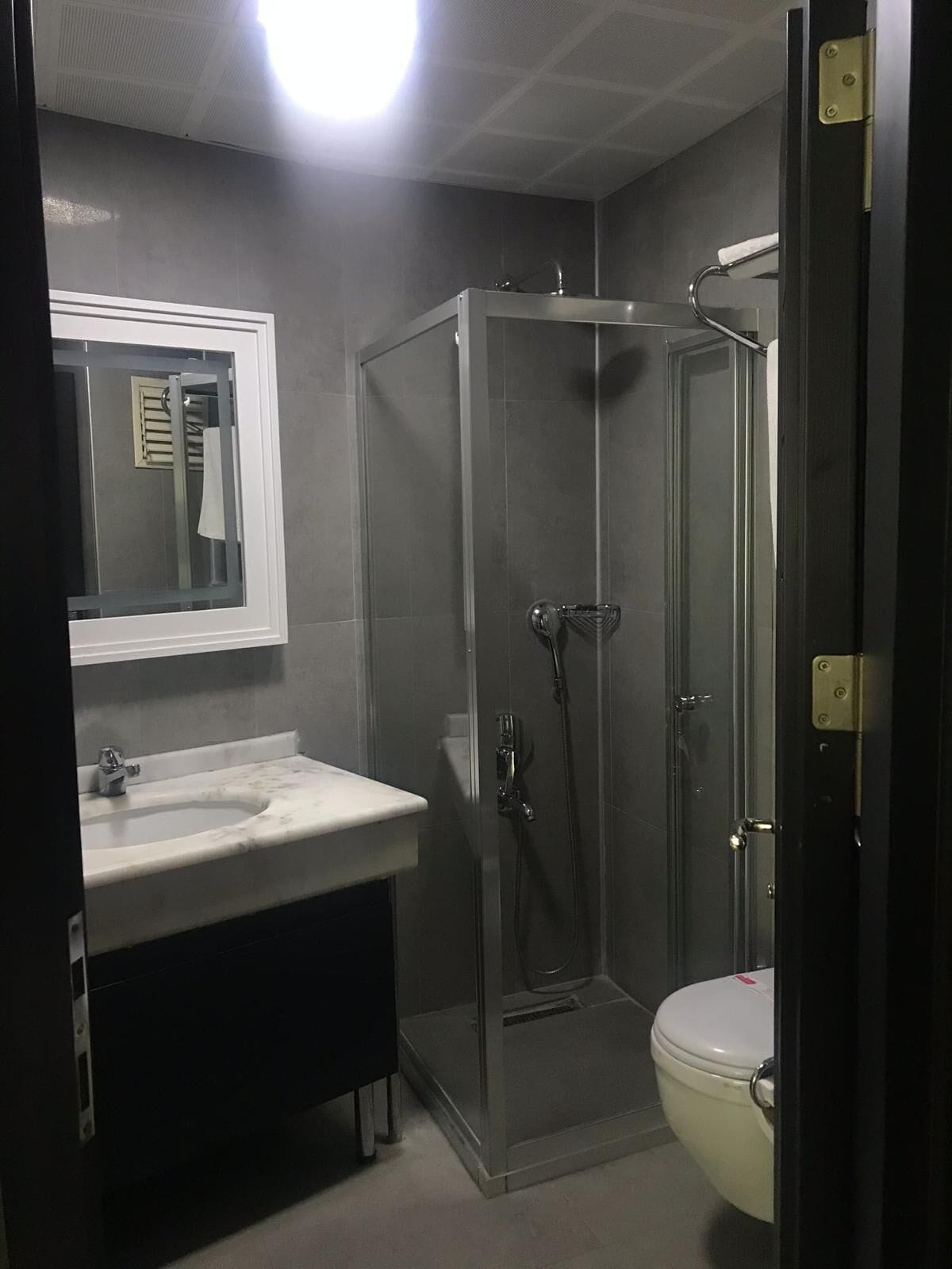 Tuala disediakan, sabun, syampu, tisu tandas 