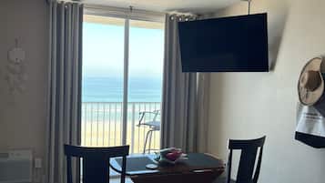 Tabla de planchar con plancha, wifi y ropa de cama