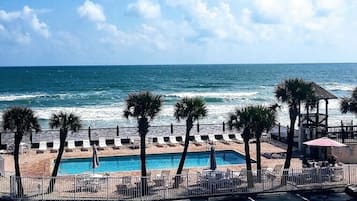 Alberca techada y alberca al aire libre