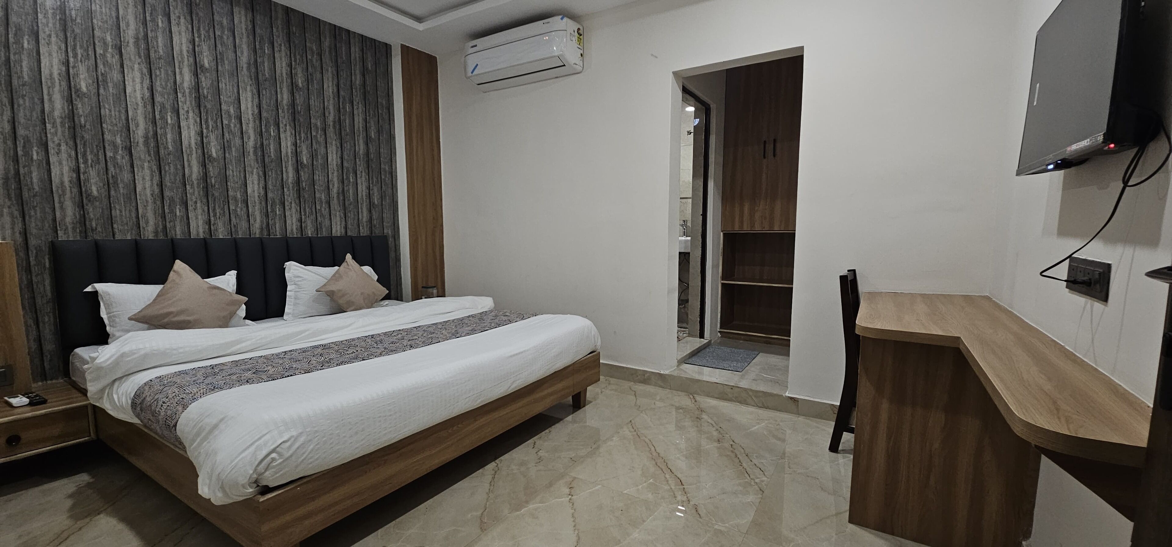 Deluxe Double Room | Egyptian cotton sheets, premium bedding, desk, laptop workspace