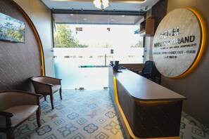 ฝ่ายต้อนรับ