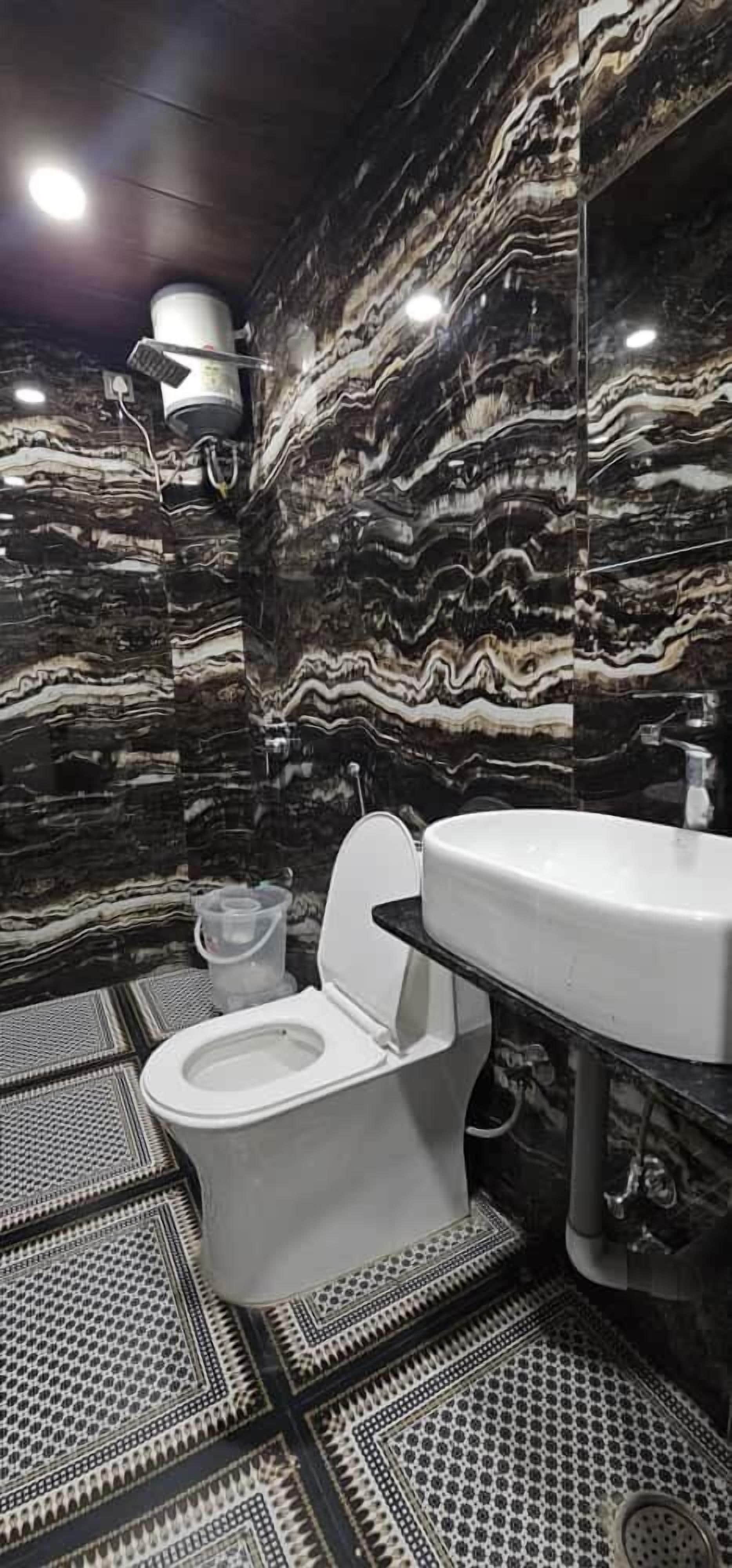 Habitació doble superior | Bany | Dutxa, articles de tocador de disseny, tovalloles i sabó 