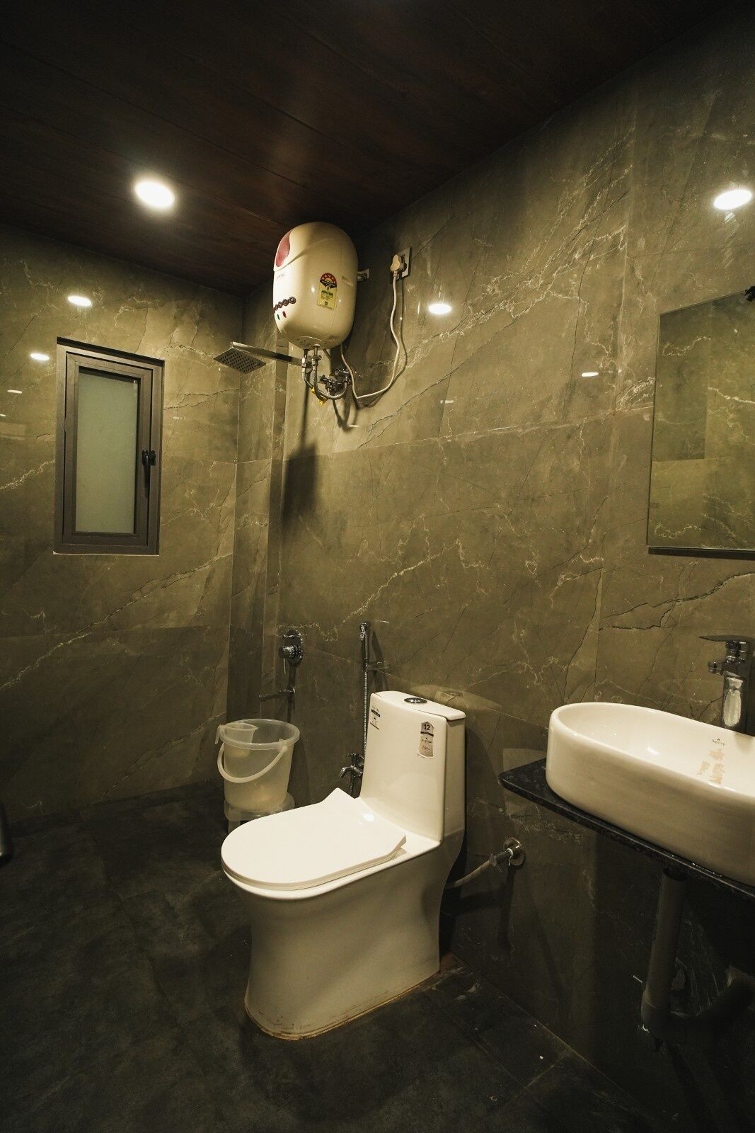 Dusche, Designer-Toilettenartikel, Handtücher, Seife