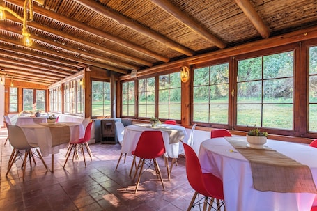 Desayuno con opciones de la cocina local incluido todos los días . Lodge Los Naranjos de Mallarauco