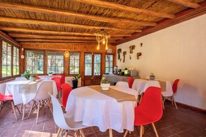 فطور من الأطباق المحلية مجانًا يوميًا