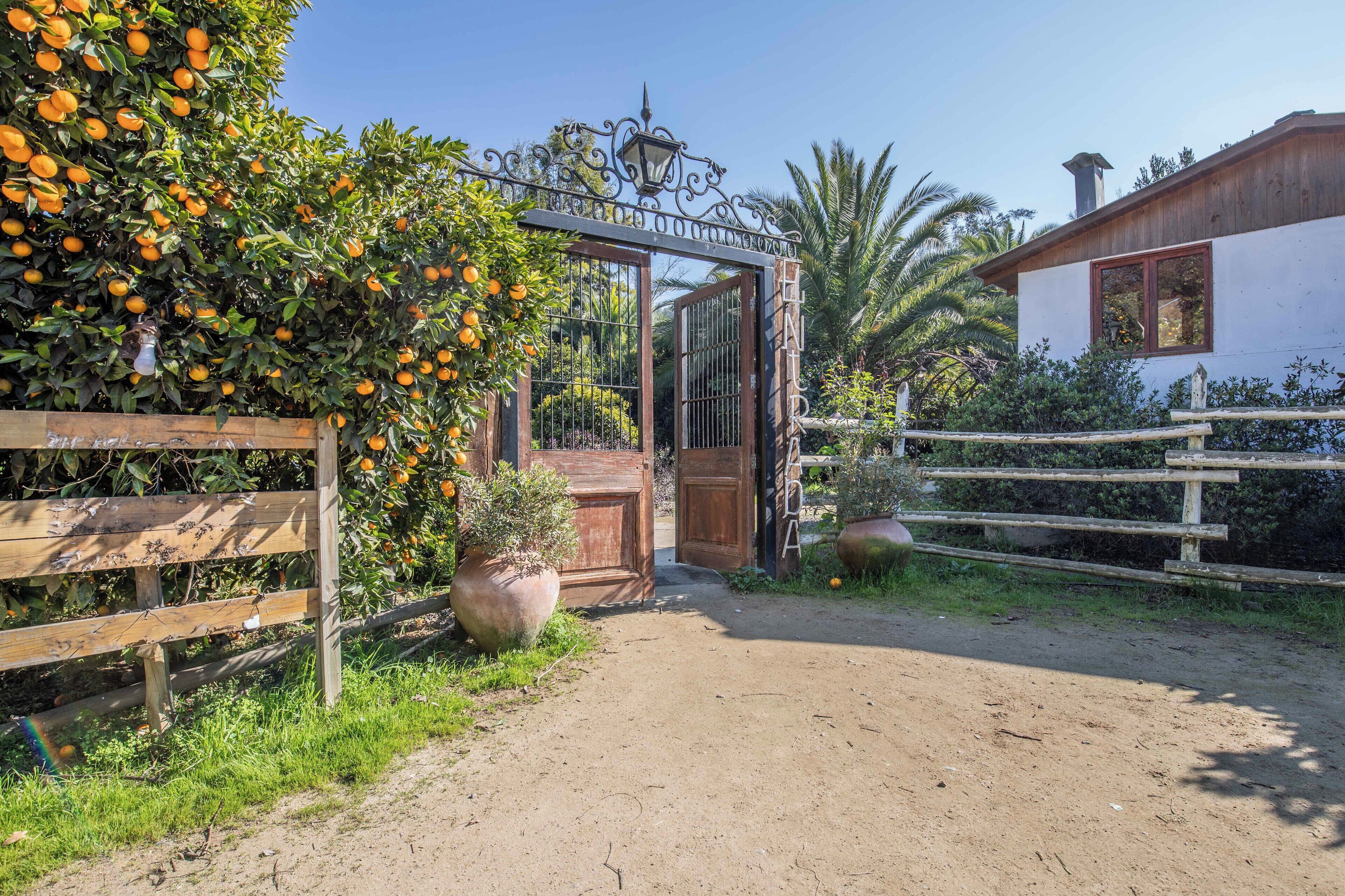 Vista frontal de la propiedad