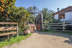 Vista frontal de la propiedad