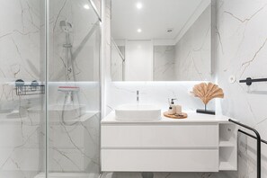Shower, hair dryer, towels - GuestReady - Porto Retreat with Terrace (Porto)