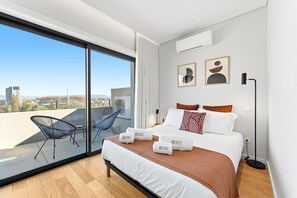 Tabla de planchar con plancha, internet y ropa de cama 