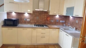 Fridge, microwave, oven, stovetop - Queen Home San Giovanni (San Giovanni in Persiceto)