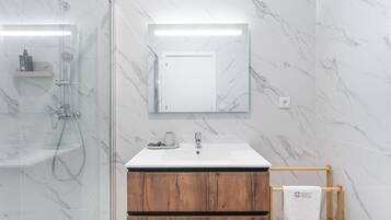 Shower, hair dryer, towels