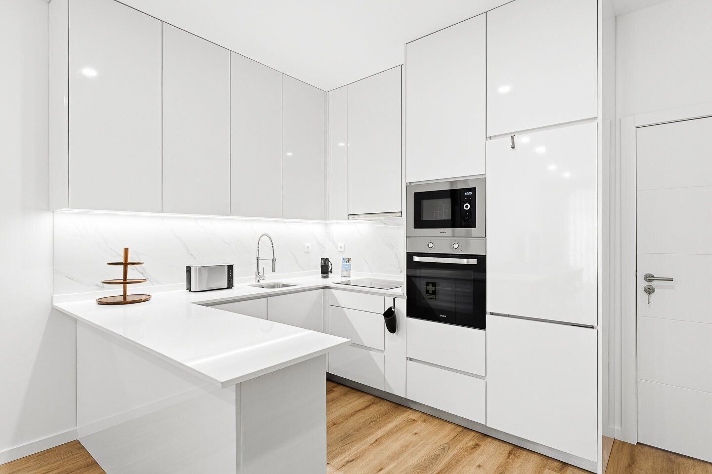 ثلاجة، ميكروويف، فرن، غسالة أطباق