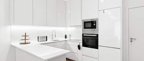 Kjøleskap, mikrobølgeovn, ovn og oppvaskmaskin