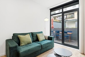 TV - GuestReady - The Moon - Moonshine Apartment (Porto)