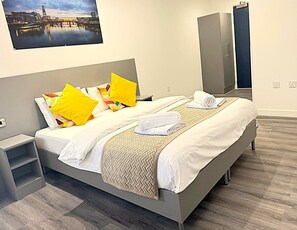 Desk, laptop workspace, blackout drapes, iron/ironing board - Goodmayes Grand Hotel (Ilford)