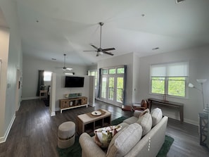 Living area - Treetop Loft Studio – Walk to Uptown Hotspots (Charlotte)