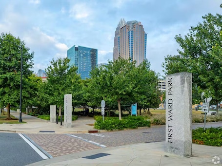 Property grounds. Treetop Loft Studio – Walk to Uptown Hotspots