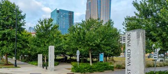 Treetop Loft Studio – Walk to Uptown Hotspots