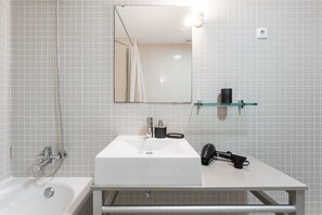 Shower, hair dryer, towels - GuestReady - Cosy studio with balcony (Aveiro)