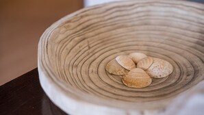 Eine Schale mit konzentrischen Ringen und drei Muscheln darin.