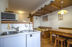 Kühlschrank, Ofen, Geschirrspüler, Kochgeschirr/Geschirr/Besteck