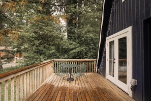 Outdoor dining - Mt Baker A-Frame | Pet-Friendly | Mountain Views (Deming)