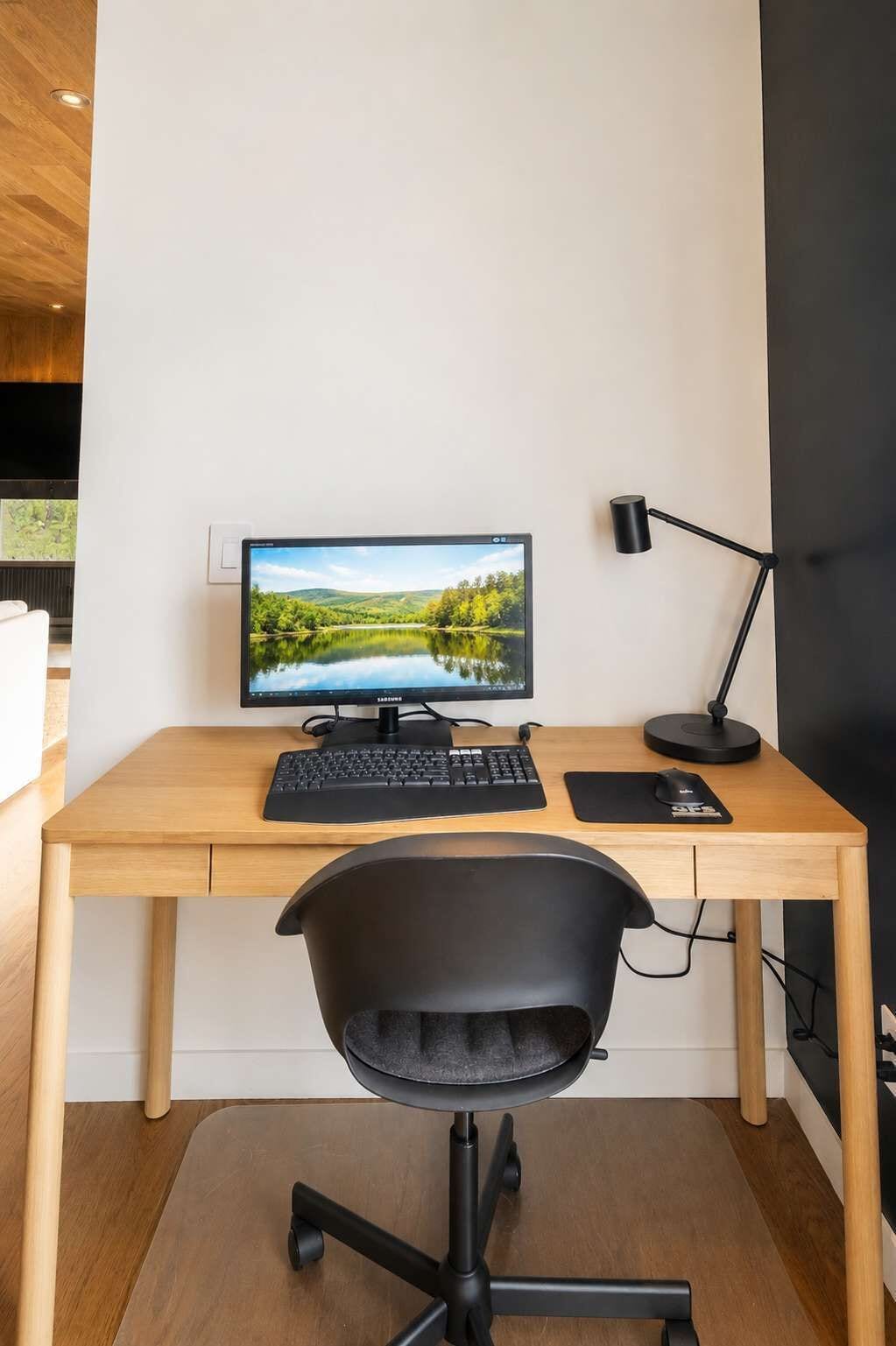 Un bureau moderne, équipé d’un ordinateur, d’un clavier, d’une souris et d’une chaise.