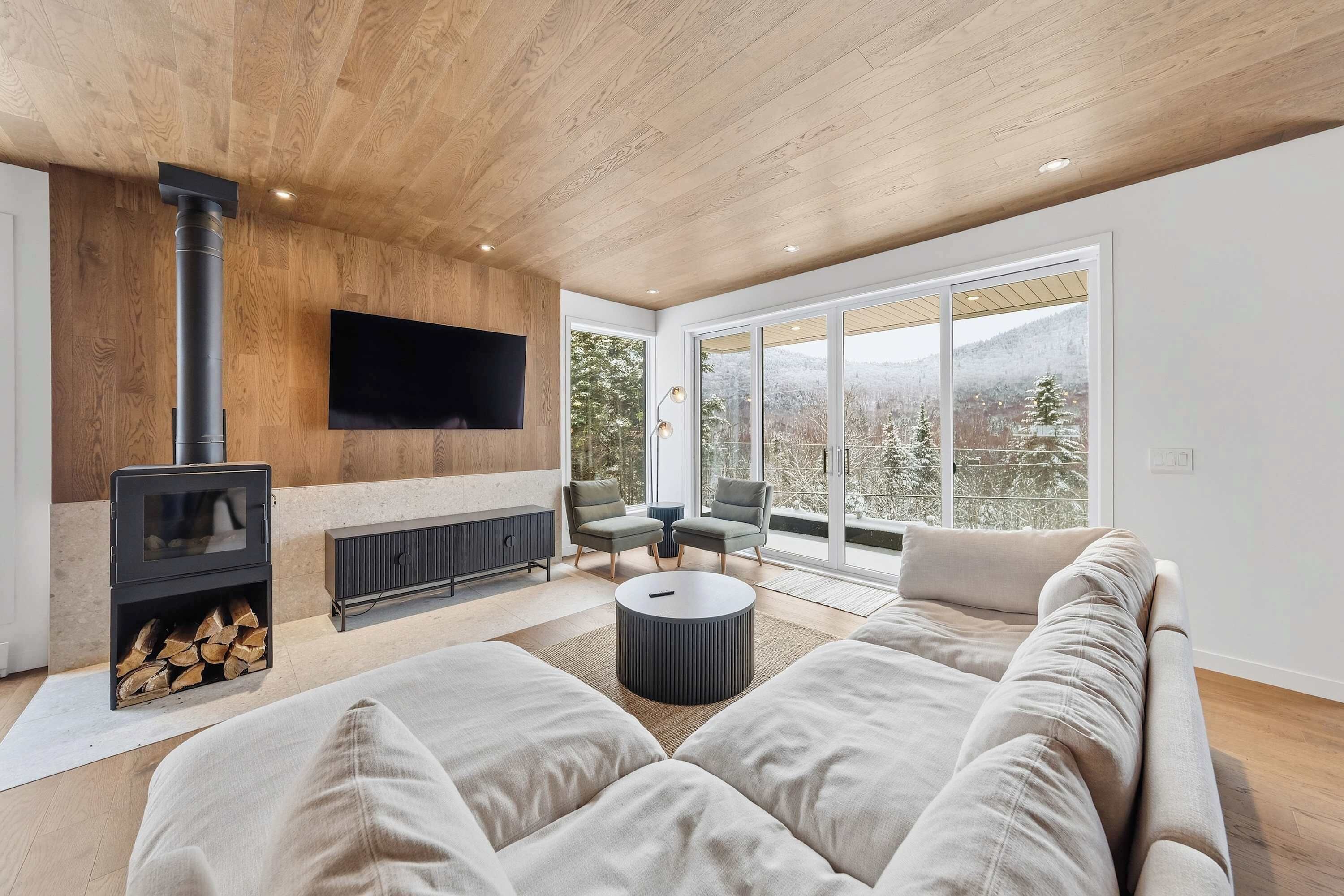 Televisie, een stereo en een kantoor