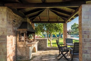 Outdoor dining - Maxim - Four Bedroom Villa, Sleeps 8 (Corfu)