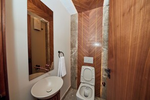 Douche, sèche-cheveux, serviettes fournies, savon