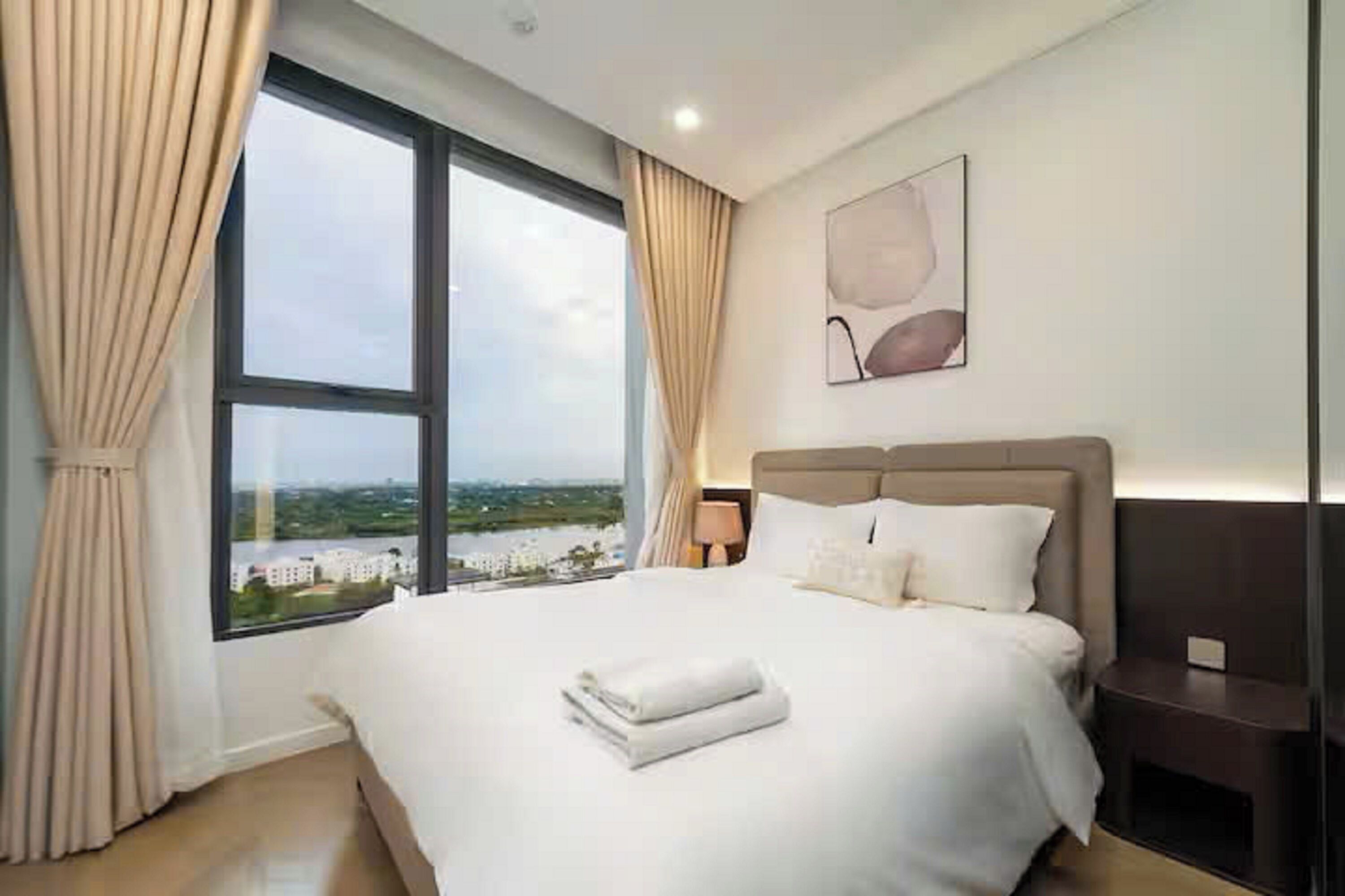 エジプト綿のシーツ、高級寝具、羽毛の掛け布団、セレクト コンフォート製ベッド