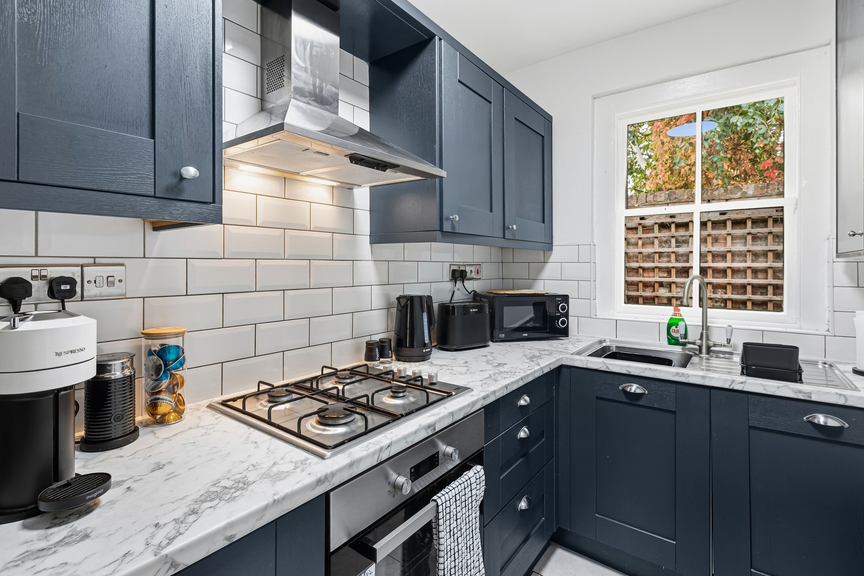 Fridge, oven, stovetop, coffee/tea maker