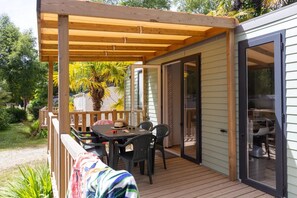 Outdoor dining - ZEcamping 5 étoiles espace aquatique pet friendly club enfant locatif TV BBQ (Quimper)