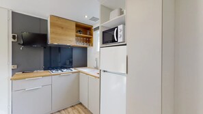 Réfrigérateur, micro-ondes, plaque de cuisson, grille-pain