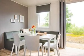 Dining - ZEcamping 5 étoiles animé espace aquatique fitness hammam tente TV BBQ 32m2 (Quimper)