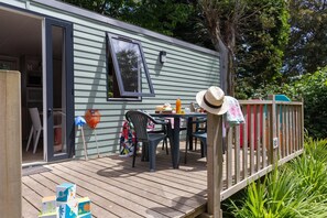Outdoor dining - ZEcamping 5 étoiles animé espace aquatique fitness hammam tente TV BBQ 32m2 (Quimper)
