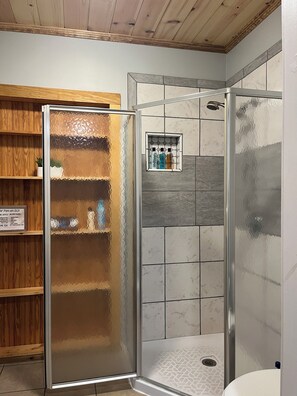 Dusche, Haartrockner, Handtücher, Seife