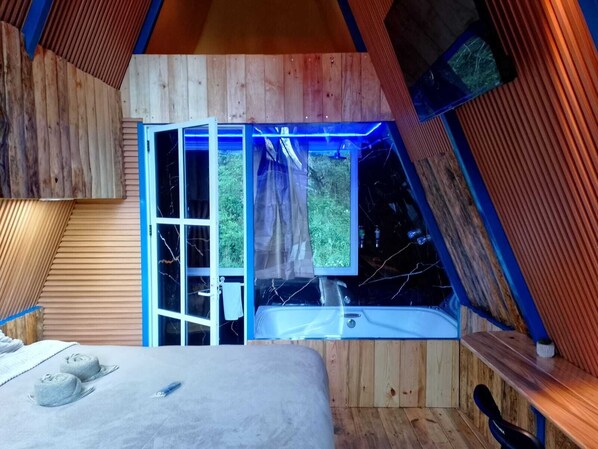 A bedroom with a bed, a window, and a bathroom with a sink. - Cabañas D Güereo By GEstores (Mineral del Chico)