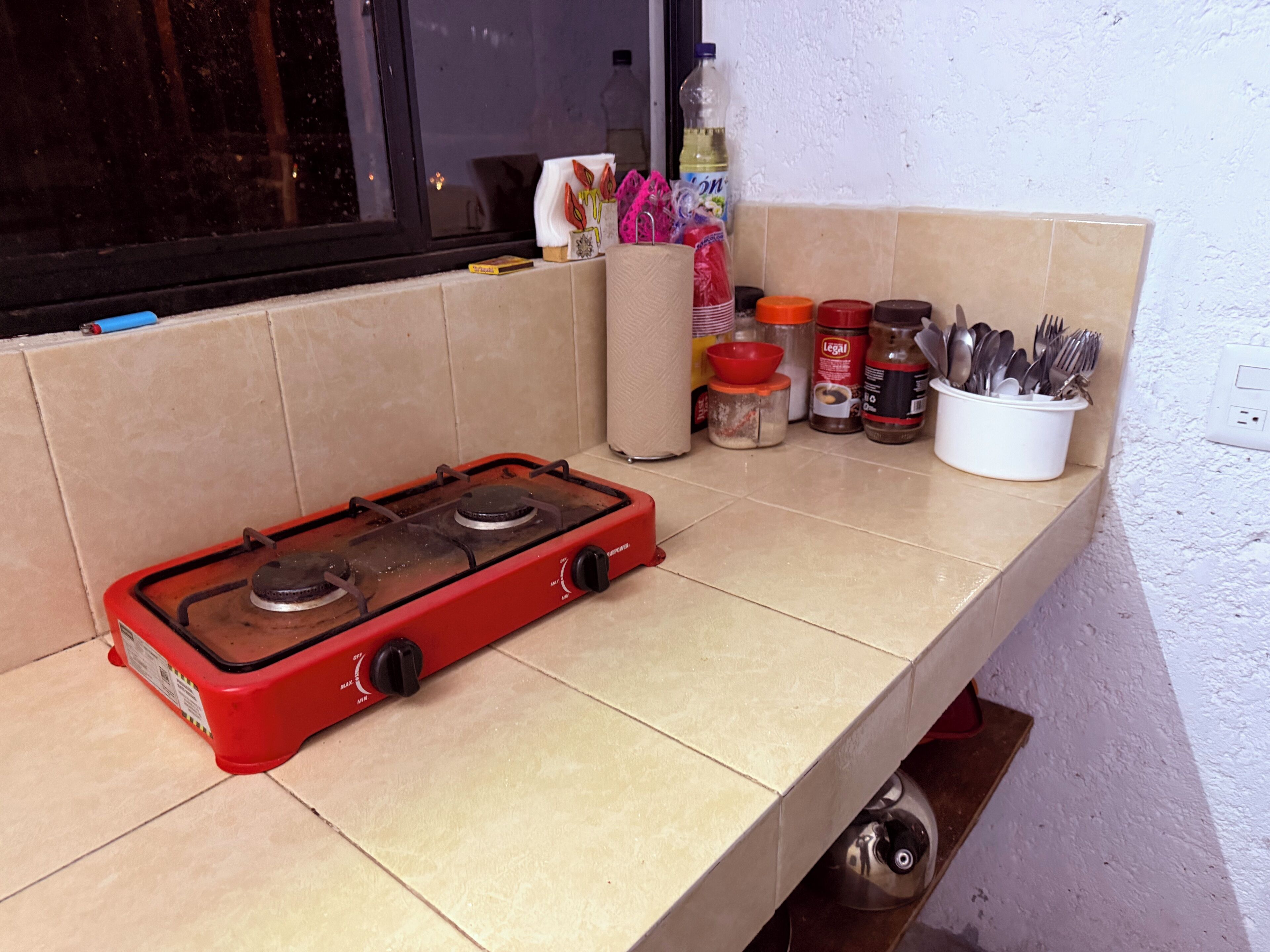 コンロ、調理器具と食器、ダイニングテーブル、キッチンカウンター