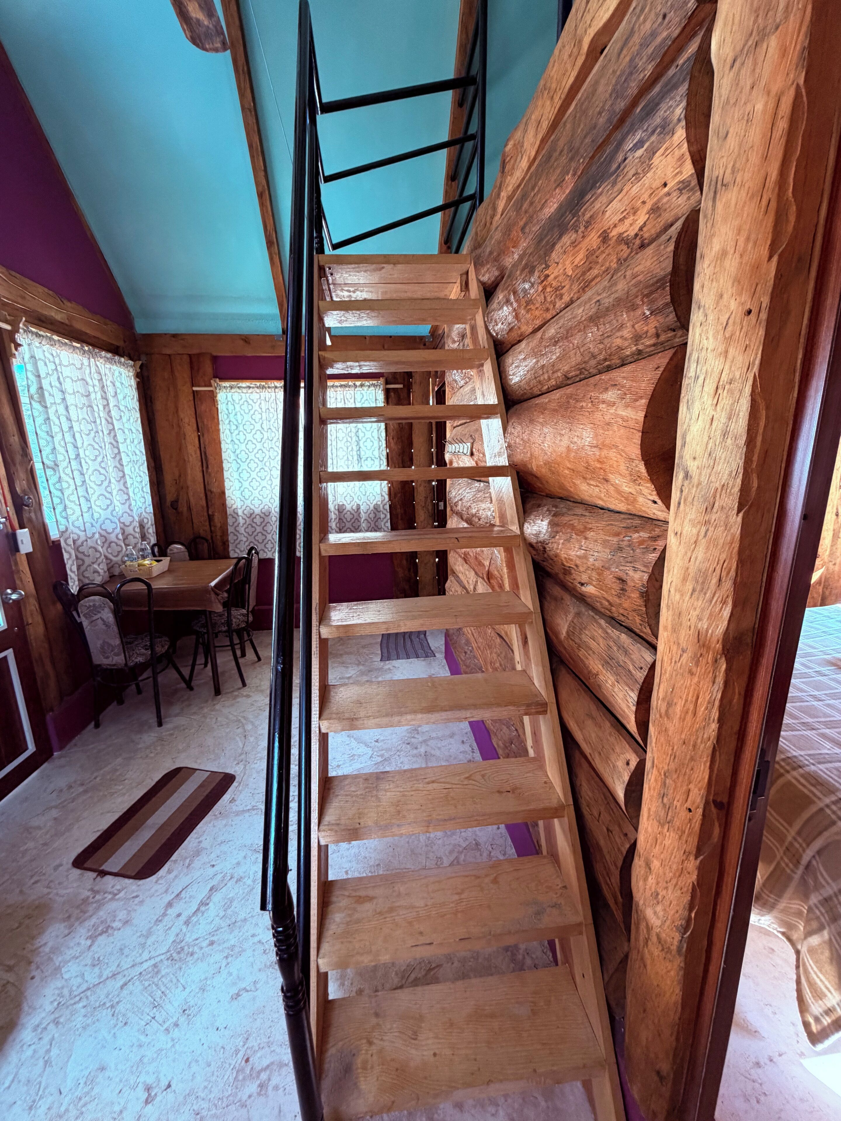 Cabaña tradicional, patio, vista a la montaña | Área de sala de estar | Smart TV de 30 pulgadas con canales digitales 