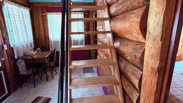 Cabaña tradicional, patio, vista a la montaña | Área de sala de estar | Smart TV de 30 pulgadas con canales digitales