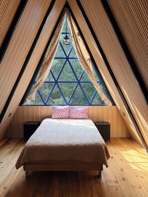 Cabaña superior, patio, vista al resort | Edredón, wifi gratis y ropa de cama 