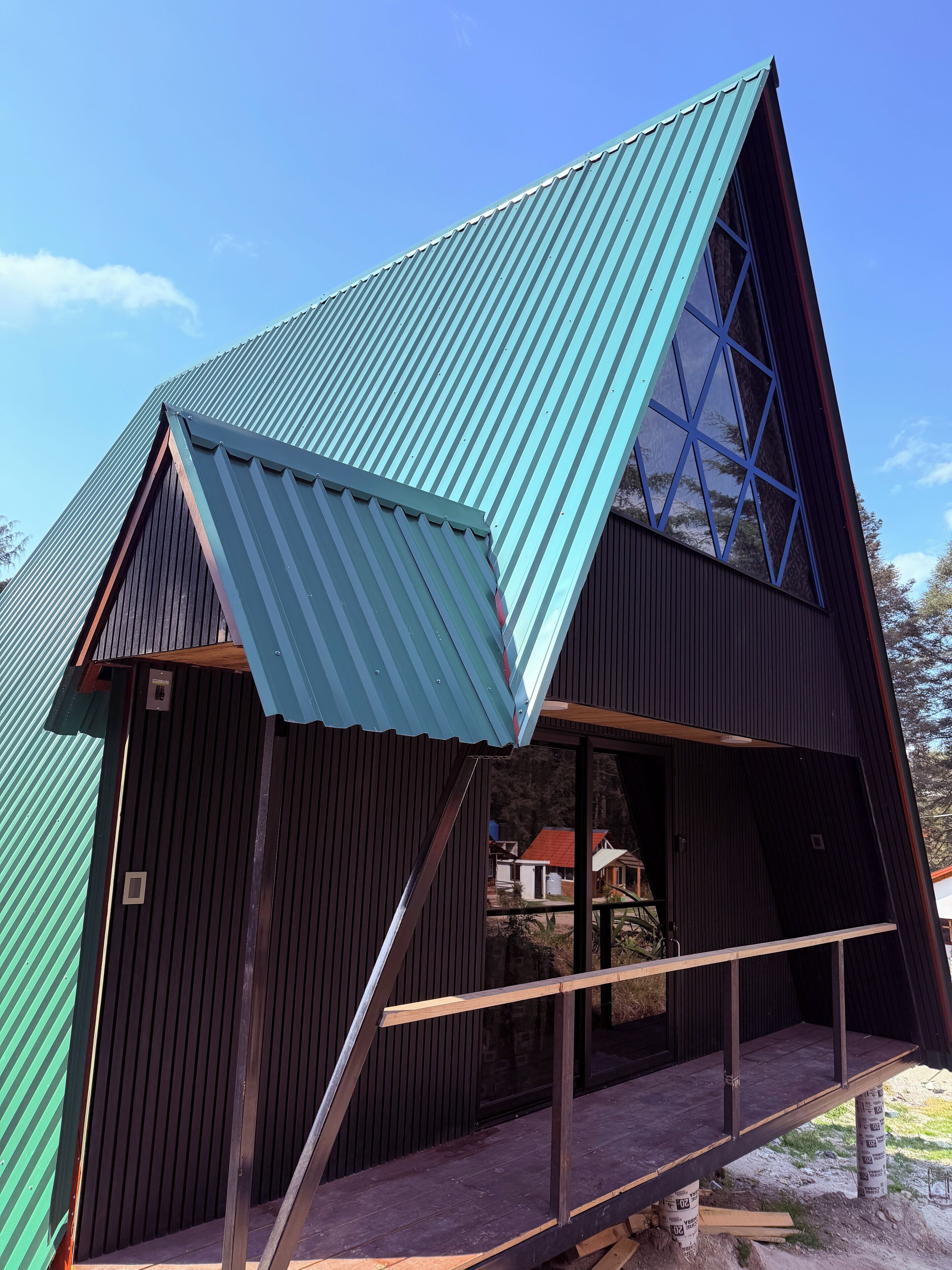 Superior-mökki, patio, näköala lomakeskukseen | Oleskelualue | 30–tuumainen äly-TV, jossa digitaalikanavat